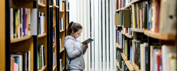 читательница в библиотеке - Sputnik Ўзбекистон