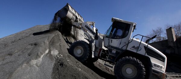 Экскаватор на территории асфальто-бетонного завода - Sputnik Узбекистан