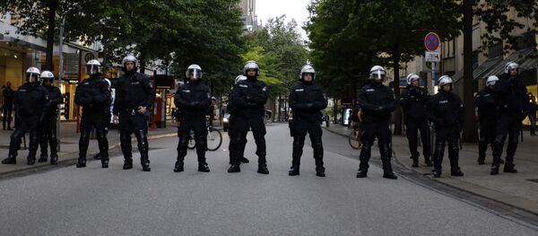 Гамбург кўчасида полициячилар. - Sputnik Ўзбекистон