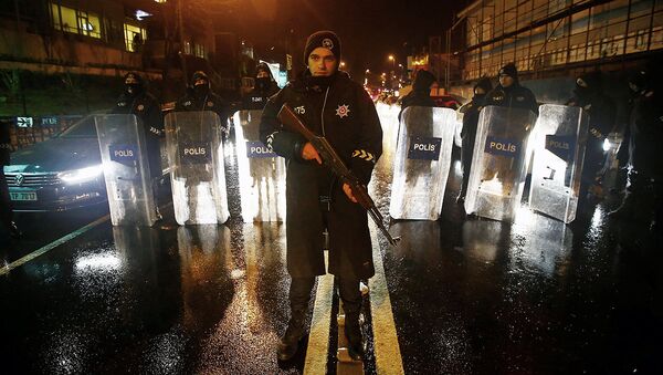 Туркия полициячиси, Истанбул, терак содир этилган жой - Sputnik Ўзбекистон