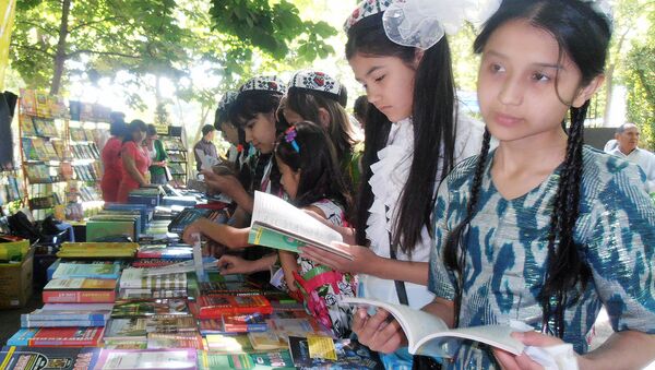 Школьники с книгами. - Sputnik Узбекистан