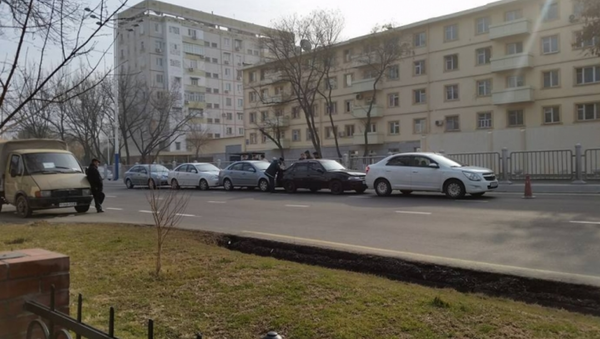 Сразу пять авто врезались друг в друга у метро в Ташкенте - Sputnik Узбекистан
