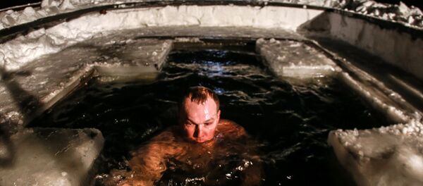 Крещенские купания Крещенские купания - Sputnik Узбекистан