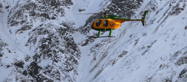 Вертолет в горах Италии. Вертолет в горах Италии. - Sputnik Узбекистан
