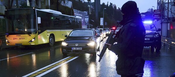 Сотрудник турецкой полиции около ночного клуба Reina - Sputnik Узбекистан