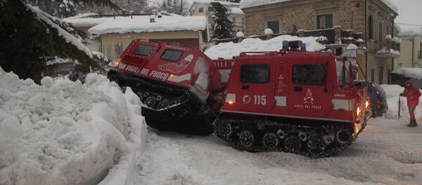 СПУТНИК_Спасатели добираются до погребенного под лавиной отеля в Италии СПУТНИК_Спасатели добираются до погребенного под лавиной отеля в Италии - Sputnik Узбекистан