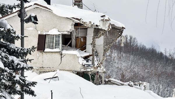 Дом, разрушенный сходом лавины в Альпах в Италии - Sputnik Узбекистан
