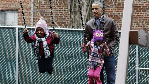 Барак Обама играет с детьми - Sputnik Узбекистан