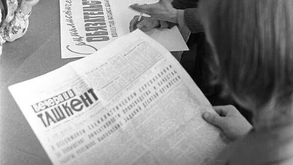 Мужчина читает газету Вечерний Ташкент - Sputnik Узбекистан