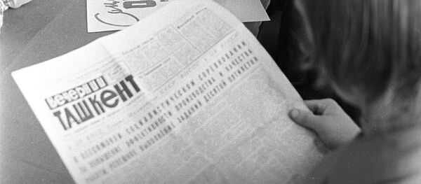 Мужчина читает газету Вечерний Ташкент Мужчина читает газету Вечерний Ташкент - Sputnik Узбекистан