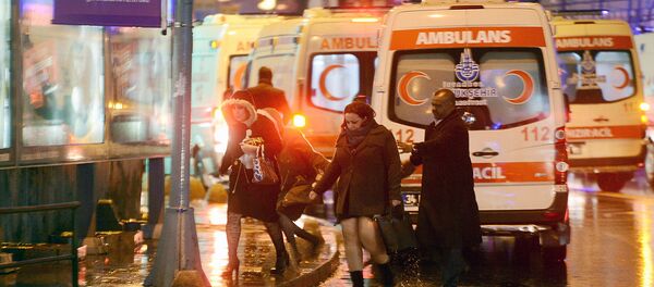 Машины скорой помощи около места теракта в Стамбуле - Sputnik Узбекистан