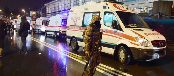 Машины скорой помощи возле места теракта в Стамбуле - Sputnik Ўзбекистон