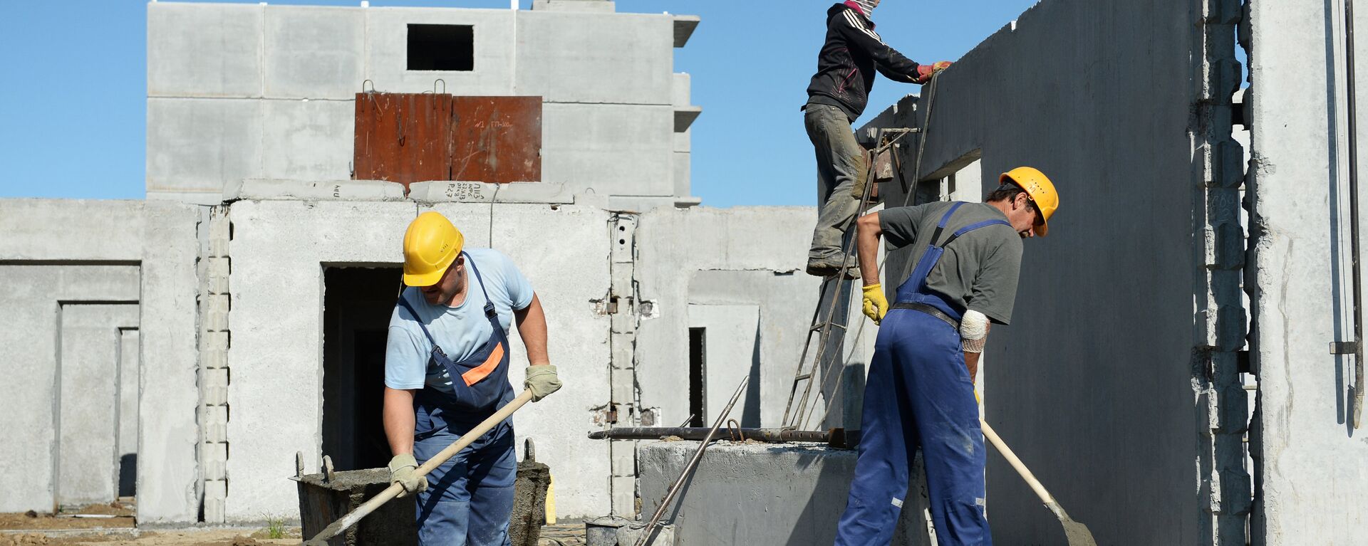 Строители осуществляют монтаж стеновых панелей цокольного этажа многоквартирного жилого дома - Sputnik Узбекистан, 1920, 16.02.2018