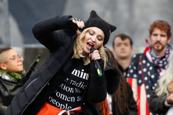 Мадонна выступает на марше против Трампа в Вашингтоне - Sputnik Узбекистан