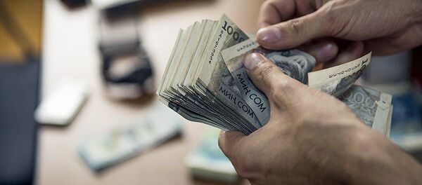 Мужчина считает деньги Мужчина считает деньги - Sputnik Ўзбекистон