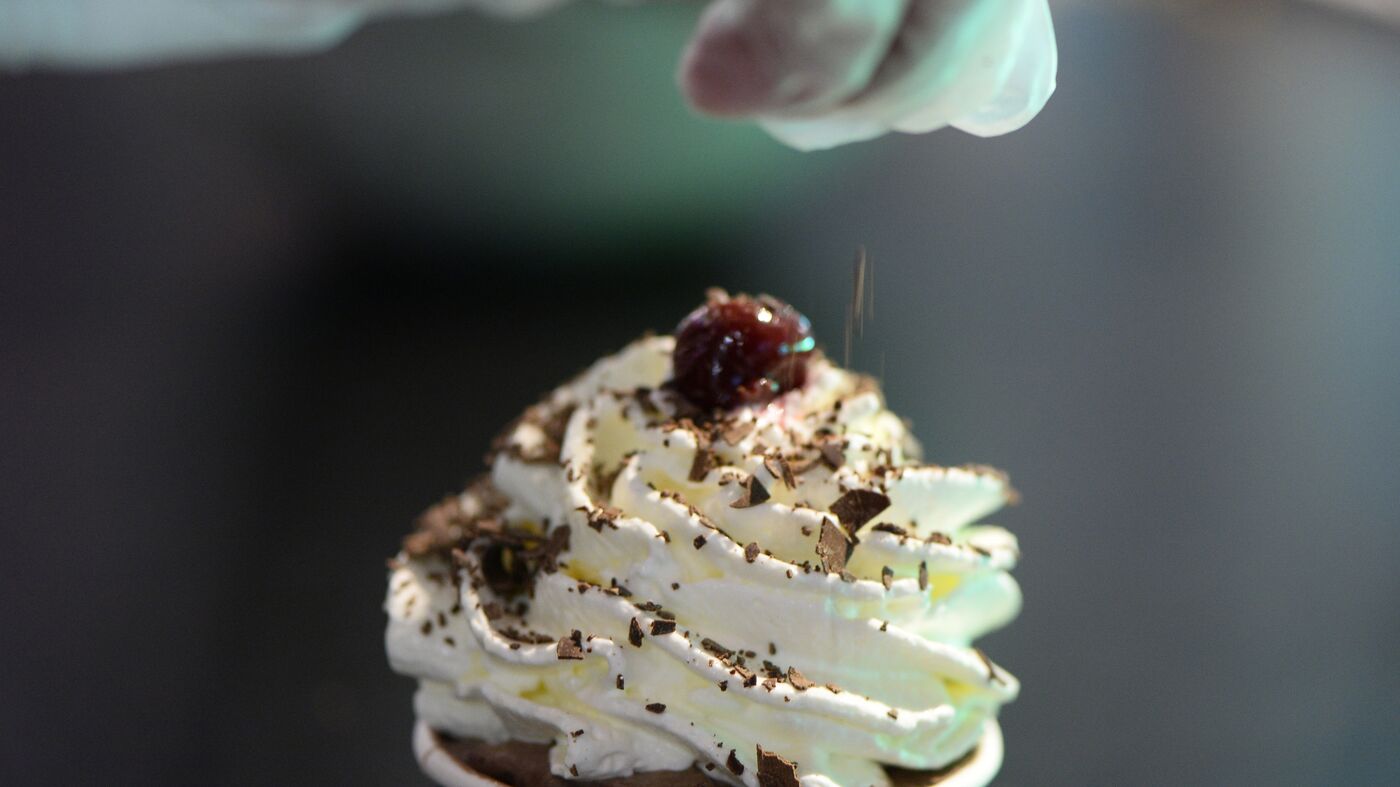 Meni karavot boshiga o‘tirdilar.