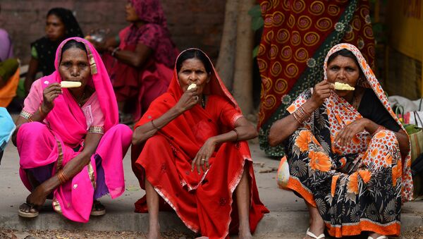 Женщины в Индии с мороженым - Sputnik Ўзбекистон