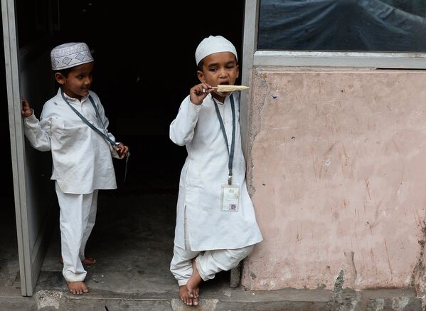 Дети в Индии с мороженым - Sputnik Узбекистан