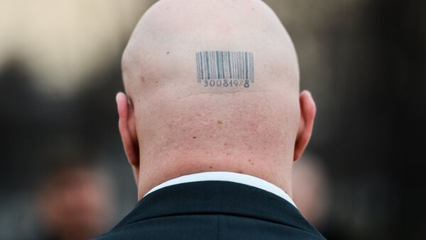 Штрих-код на лысой голове мужчины - Sputnik Ўзбекистон