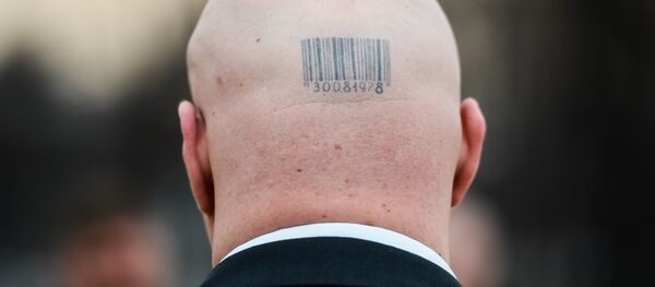 Штрих-код на лысой голове мужчины Штрих-код на лысой голове мужчины - Sputnik Ўзбекистон