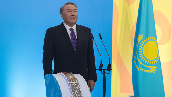 Нурсултан Назарбаев дал старт эстафете огня зимней Универсиады-2017 - Sputnik Узбекистан
