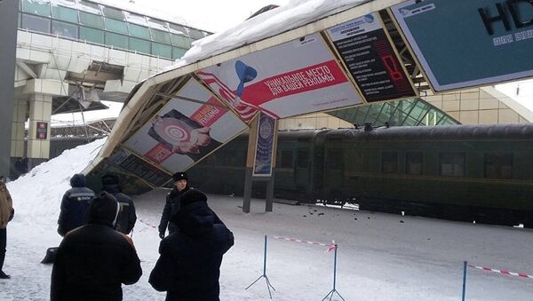 Металлическая конструкция упала на ж/д вокзале в Астане - Sputnik Узбекистан