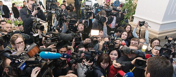 Представитель сирийской оппозиции в окружении представителей СМИ Представитель сирийской оппозиции в окружении представителей СМИ - Sputnik Ўзбекистон