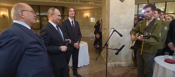 SPUTNIK_Путин вместе со студентом МГУ спел песню про космос - Sputnik Узбекистан