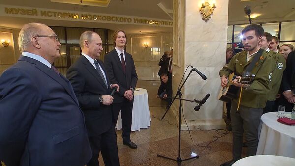 SPUTNIK_Путин вместе со студентом МГУ спел песню про космос - Sputnik Узбекистан