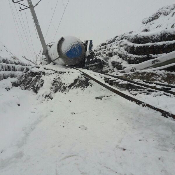 Грузовой поезд на перевале Камчик - Sputnik Узбекистан