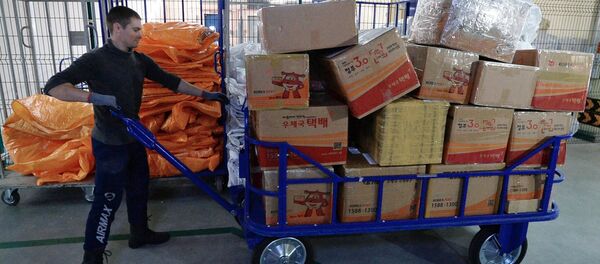 Сотрудник перевозит почтовые отправления Сотрудник перевозит почтовые отправления - Sputnik Ўзбекистон