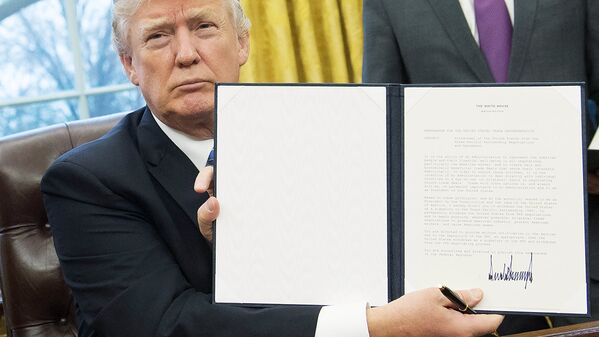 Президент США Дональд Трамп подписывает распоряжение, отменяющее Транс-Тихоокеанское партнерство - Sputnik Узбекистан