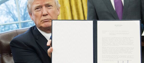 Президент США Дональд Трамп подписывает распоряжение, отменяющее Транс-Тихоокеанское партнерство Президент США Дональд Трамп подписывает распоряжение, отменяющее Транс-Тихоокеанское партнерство - Sputnik Ўзбекистон