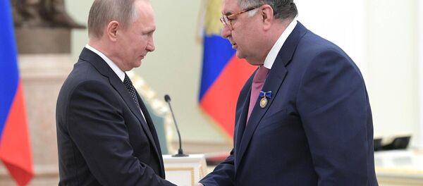 Владимир Путин вручил награду за большой вклад в благотворительную и общественную деятельность Алишеру Усманову - Sputnik Узбекистан