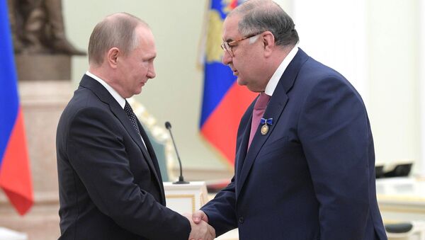 Владимир Путин вручил награду за большой вклад в благотворительную и общественную деятельность Алишеру Усманову - Sputnik Узбекистан
