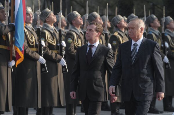 Rossiya prezidenti Dmitriy Medvedev va O‘zbekiston prezidenti Islom Karimov rasmiy uchrashuvi - Sputnik O‘zbekiston