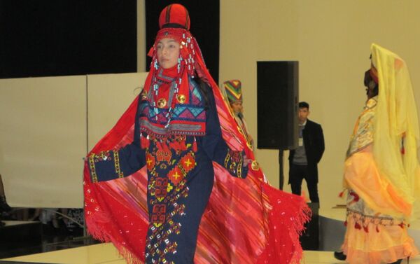 Показ мод на первом фестивале Мир глазами студента в Ташкенте - Sputnik Узбекистан