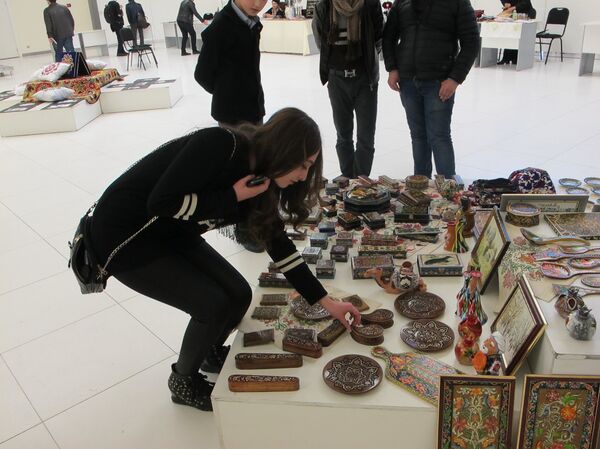 Выставка ремесленников в рамках фестиваля Мир глазами студента - Sputnik Узбекистан
