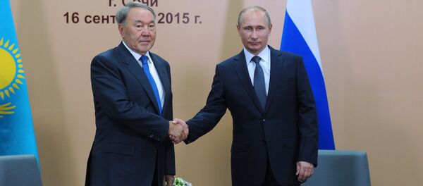Владимир Путин (справа) и президент Казахстана Нурсултан Назарбаев Владимир Путин (справа) и президент Казахстана Нурсултан Назарбаев - Sputnik Узбекистан