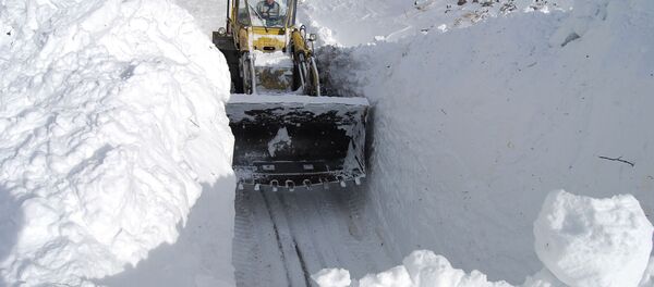 Қор уюмини тозалаш Қор уюмини тозалаш - Sputnik Ўзбекистон