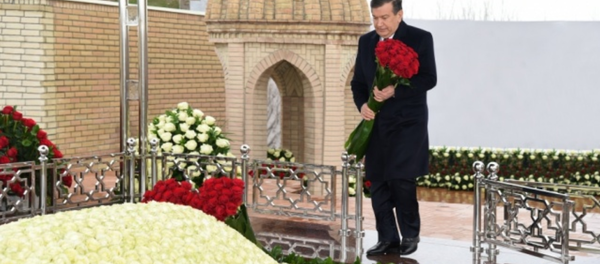 Шавкат Мирзиёев посетил могилу Ислама Каримова Шавкат Мирзиёев посетил могилу Ислама Каримова - Sputnik Ўзбекистон