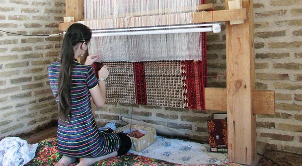 Узбекская мастерица за ткацким станком - Sputnik Узбекистан