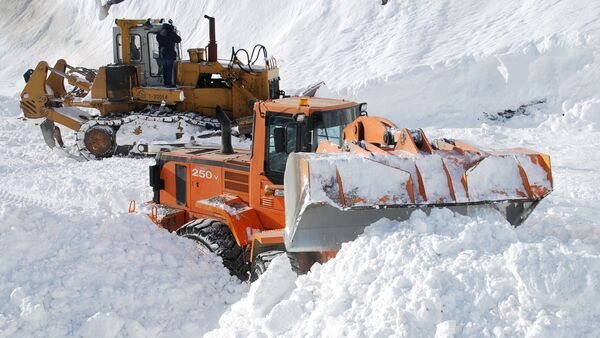 Расчистка дороги от снежных завалов, архивное фото - Sputnik Ўзбекистон