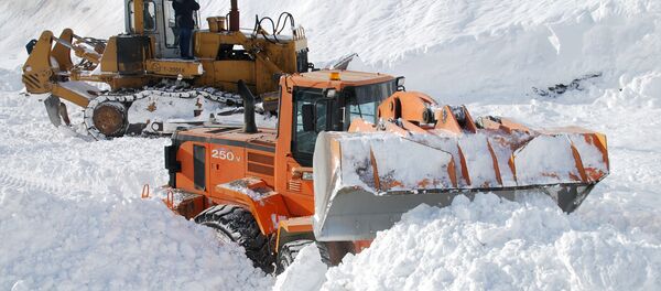 Расчистка дороги от снежных завалов, архивное фото Расчистка дороги от снежных завалов, архивное фото - Sputnik Ўзбекистон