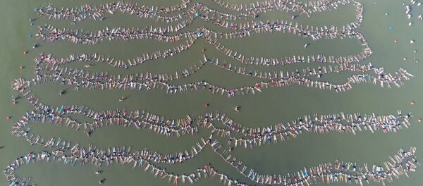 СПУТНИК_Рекорд по количеству плавающих в одной цепочке людей - Sputnik Узбекистан