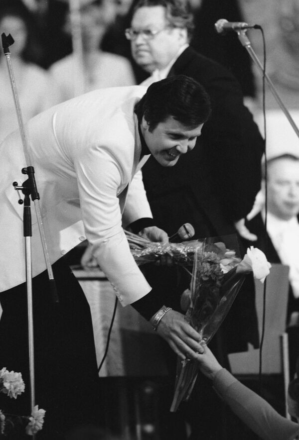 В марте 1970 года становится лауреатом IV Всесоюзного конкурса артистов эстрады (II премия) за исполнение цикла песен-баллад О. Фелъцмана на ст. Р Рождественского (Баллада о красках и др.), подкрепив свою репутацию как певца героической, гражданской темы - Sputnik Узбекистан