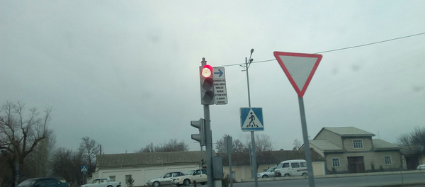 V Uzbekistane poyavilos tak nazivayemoe pravilo Pravogo povorota na krasniy svet V Uzbekistane poyavilos tak nazivayemoe pravilo Pravogo povorota na krasniy svet - Sputnik O‘zbekiston