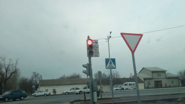 В Узбекистане появилось так называемое правило Правого поворота на красный свет - Sputnik Ўзбекистон