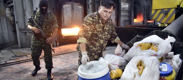 Ўзбекистон МХХ ходимлари наркотикларни йўқ қилишмоқда Ўзбекистон МХХ ходимлари наркотикларни йўқ қилишмоқда - Sputnik Ўзбекистон