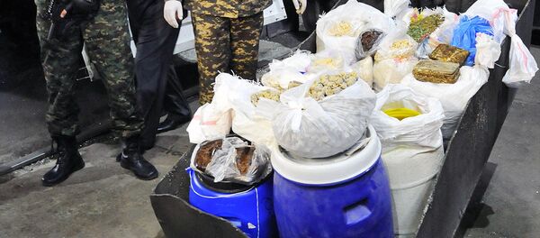 Уничтожение наркотиков сотрудниками СНБ Узбекистана на окраине Ташкента Уничтожение наркотиков сотрудниками СНБ Узбекистана на окраине Ташкента - Sputnik Ўзбекистон